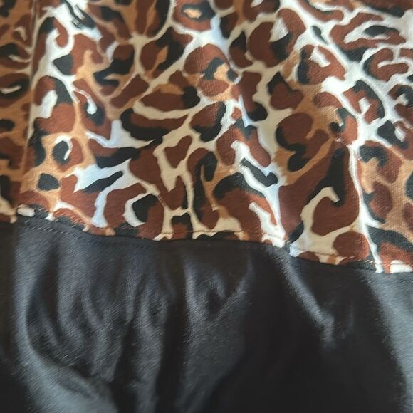 Lilly Pulitzer | Women’s Finn Top in Chocolate Animal Print Long Sleeve Tee | L - Picture 6 of 7